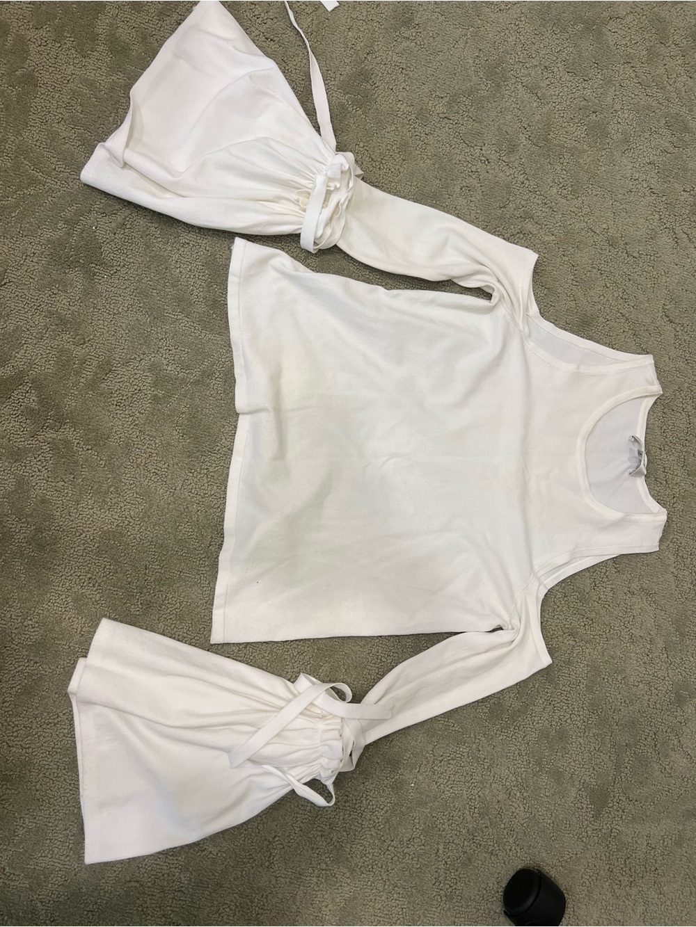 cold-shoulder cutouts and ruffled self-tie cuffs
